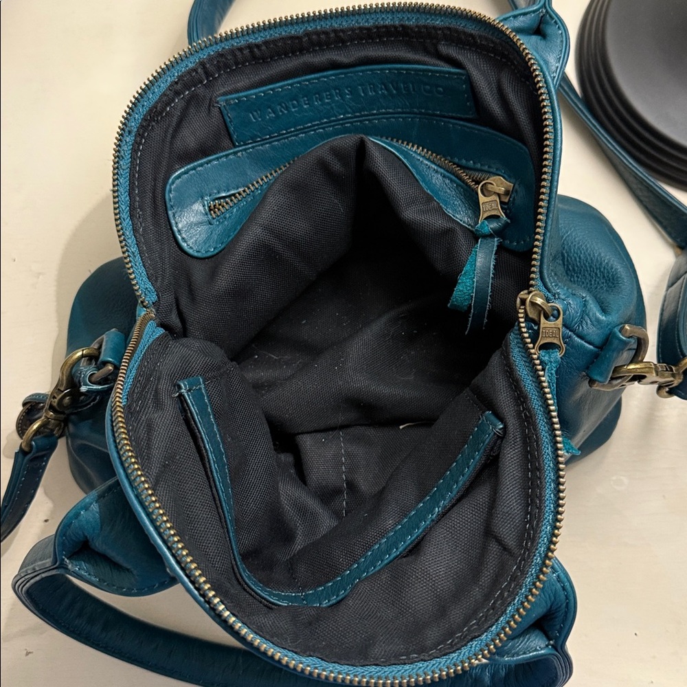 Elegant Blue Leather Handbag - Picture 6 of 7